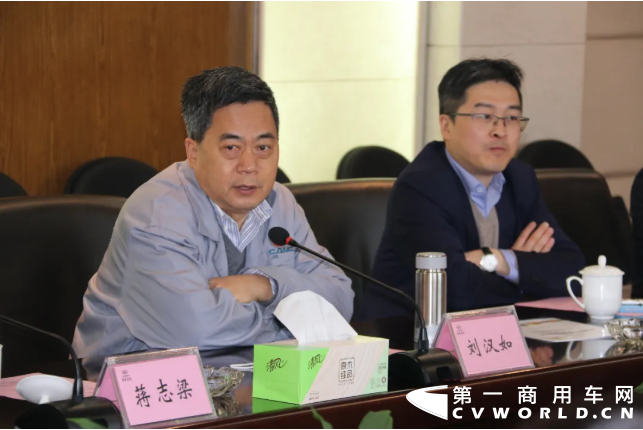 4月11日上午，华菱星马与杭州市江干区交通道路运输行业协会举行战略合作框架协议签字仪式。华菱星马党委书记、董事长刘汉如与杭州市江干区交通道路运输行业协会会长王聪等举行座谈，华菱星马总经理助理廖岚峰陪同协会代表一行参观了华菱重卡四大工艺生产车间以及汉马发动机生产车间考察产品和生产工艺。