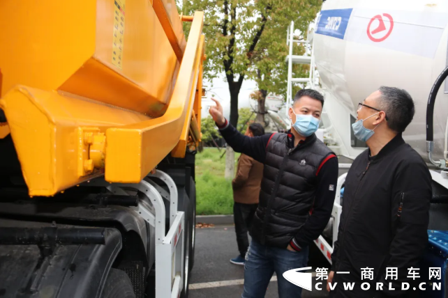 4月11日上午，华菱星马与杭州市江干区交通道路运输行业协会举行战略合作框架协议签字仪式。华菱星马党委书记、董事长刘汉如与杭州市江干区交通道路运输行业协会会长王聪等举行座谈，华菱星马总经理助理廖岚峰陪同协会代表一行参观了华菱重卡四大工艺生产车间以及汉马发动机生产车间考察产品和生产工艺。