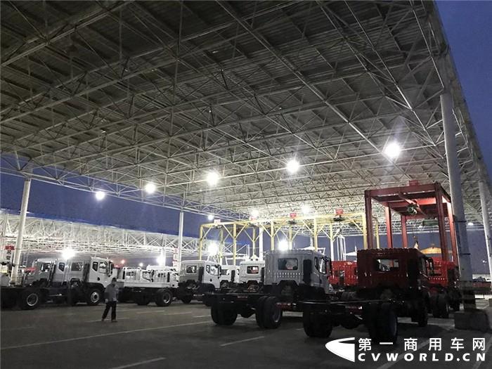 4月以来，东风汽车股份旗下商品车发运单元，东风襄阳物流工贸有限公司紧盯客户和市场需求，着力确保车辆交期，源源不断地为客户送去备受信赖的东风轻型车产品。4月1日至4月20日，日均发运量接近480辆。