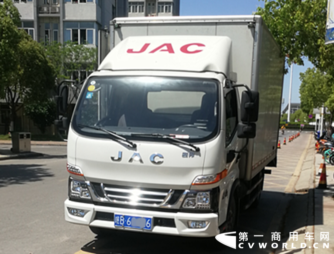 “在发动机领域，我觉得云内德威动力是不错的品牌，口碑很好。所以，我在买这辆车的时候，主要就是看中了这个品牌的发动机品质过硬，而且江淮骏铃也是安徽本土老品牌，买得也放心。当初试驾的时候，我就感觉到德威D25的动力性很强，整车起步、提速非常快，噪音还非常小；再加上整车在外观、内饰与操控方面都不错，很快就决定买了。”