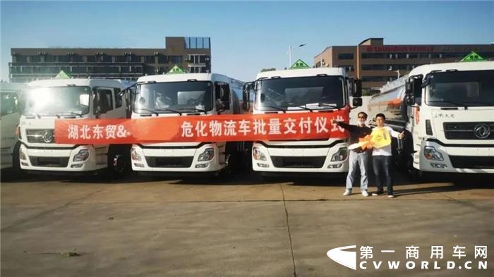 今年4月，东风商用车有限公司销售中重卡超2.5万辆。近期接连签大单，饱含着营销将士和经销商伙伴辛勤付出的汗水，更离不开广大客户和卡友对东风商用车可靠品质的信赖与支持。