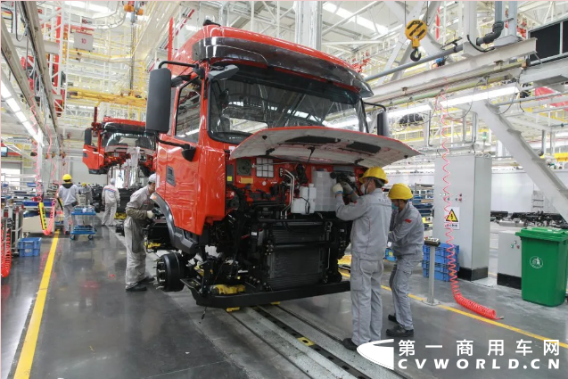 “今天，东风商用车车辆工厂生产整车805辆，打破了4月底创造的日产760辆纪录！”5月9日，在车辆工厂的员工微信群里，大家纷纷讨论着这个令人振奋的数字，也讨论起如何安全高质量地完成好高产工作。