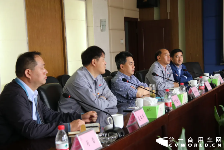 5月9日，青岛市混凝土与水泥制品协会会长甄世明一行走进华菱星马参观考察。华菱星马党委书记、董事长刘汉如，副总经理何晓生，总经理助理葛晓生等与甄世明一行座谈交流并签署了战略合作协议。
