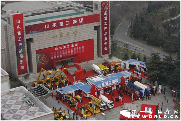 作为中国工业大省，山东因大型制造企业林立，其发展生态被称为“群象经济”，拥有海尔、魏桥、万华等多家知名企业。在众多大企业中，“潍柴系”脱颖而出，2019年以3900多亿元的营收登顶山东制造业，成为“象群”中的“头象”。