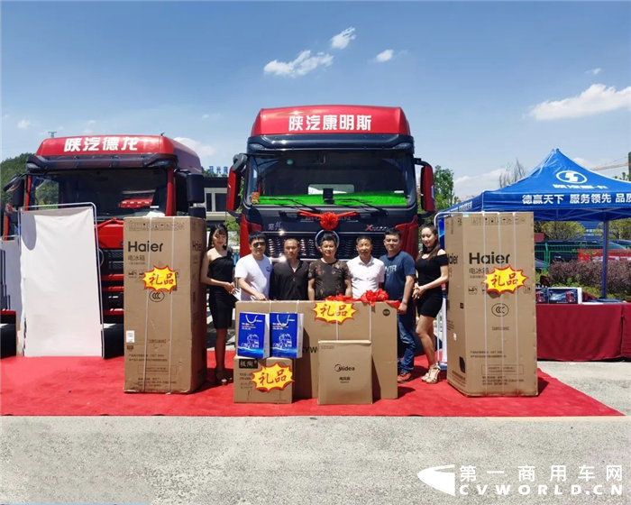 近日，陕汽重卡贵州驰程在贵阳传化公路港开展了以“火力全开赢市场 乐动体验悦客户”为主题的推荐展示活动，活动现场人头攒动，骄阳高照仍掩不住热闹的气氛。