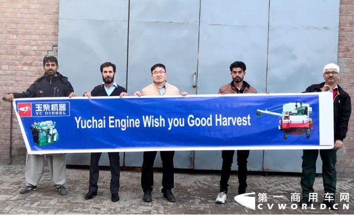进入6月，北半球陆续进入夏收时节。咱们的巴铁兄弟——巴基斯坦也进入了春玉米的收获季节。在金灿灿的玉米地，数百台搭载玉柴发动机的玉米收割机正风风火火作业。