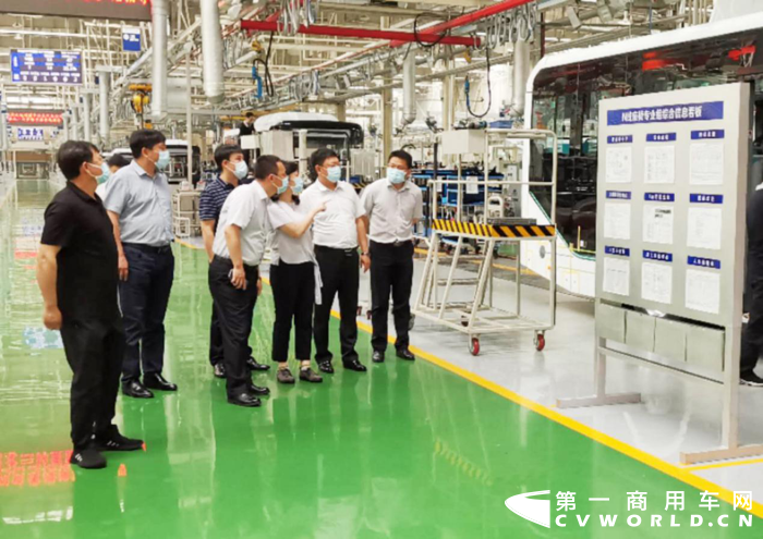 2020年6月11日，辽宁省辽阳市弓长岭区区长宋化云一行莅临宇通客车参观考察，宇通客车党委副书记刘贵新、宇通客车国内营销总监王磁、国内营销副总监兼东北大区总经理邢福涛等领导热情接待并全程陪同。宋区长一行参观了宇通新能源客车生产车间、宇通客车试验场，全面了解了宇通新能源客车全系列产品，并试乘体验了宇通自动驾驶客车和多款纯电动客车。此外，双方还围绕弓长岭区公交一体化的推进和发展进行了深入交流，并初步讨论了后续的战略合作事宜。