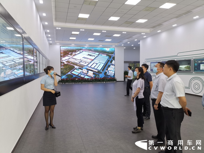 2020年6月11日，辽宁省辽阳市弓长岭区区长宋化云一行莅临宇通客车参观考察，宇通客车党委副书记刘贵新、宇通客车国内营销总监王磁、国内营销副总监兼东北大区总经理邢福涛等领导热情接待并全程陪同。宋区长一行参观了宇通新能源客车生产车间、宇通客车试验场，全面了解了宇通新能源客车全系列产品，并试乘体验了宇通自动驾驶客车和多款纯电动客车。此外，双方还围绕弓长岭区公交一体化的推进和发展进行了深入交流，并初步讨论了后续的战略合作事宜。