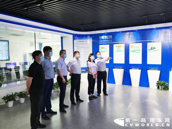 2020年6月11日，辽宁省辽阳市弓长岭区区长宋化云一行莅临宇通客车参观考察，宇通客车党委副书记刘贵新、宇通客车国内营销总监王磁、国内营销副总监兼东北大区总经理邢福涛等领导热情接待并全程陪同。宋区长一行参观了宇通新能源客车生产车间、宇通客车试验场，全面了解了宇通新能源客车全系列产品，并试乘体验了宇通自动驾驶客车和多款纯电动客车。此外，双方还围绕弓长岭区公交一体化的推进和发展进行了深入交流，并初步讨论了后续的战略合作事宜。