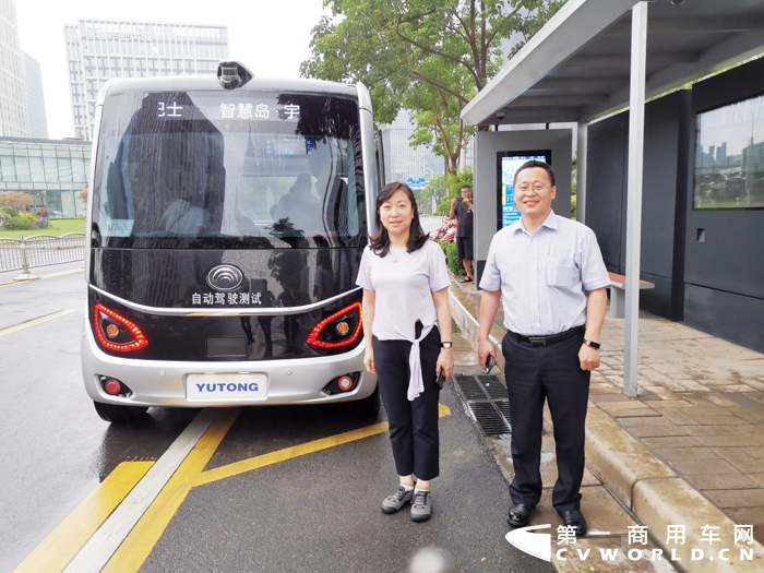 2020年6月11日，辽宁省辽阳市弓长岭区区长宋化云一行莅临宇通客车参观考察，宇通客车党委副书记刘贵新、宇通客车国内营销总监王磁、国内营销副总监兼东北大区总经理邢福涛等领导热情接待并全程陪同。宋区长一行参观了宇通新能源客车生产车间、宇通客车试验场，全面了解了宇通新能源客车全系列产品，并试乘体验了宇通自动驾驶客车和多款纯电动客车。此外，双方还围绕弓长岭区公交一体化的推进和发展进行了深入交流，并初步讨论了后续的战略合作事宜。
