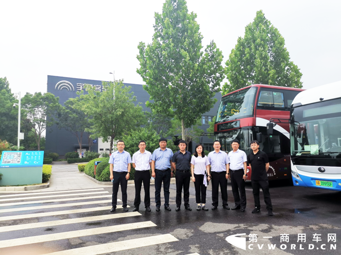 2020年6月11日，辽宁省辽阳市弓长岭区区长宋化云一行莅临宇通客车参观考察，宇通客车党委副书记刘贵新、宇通客车国内营销总监王磁、国内营销副总监兼东北大区总经理邢福涛等领导热情接待并全程陪同。宋区长一行参观了宇通新能源客车生产车间、宇通客车试验场，全面了解了宇通新能源客车全系列产品，并试乘体验了宇通自动驾驶客车和多款纯电动客车。此外，双方还围绕弓长岭区公交一体化的推进和发展进行了深入交流，并初步讨论了后续的战略合作事宜。