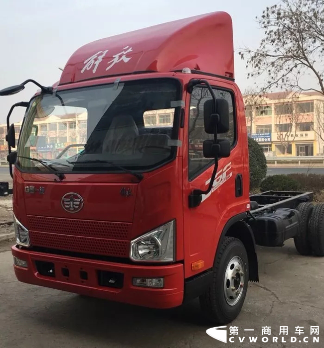 说起解放卡车，人们脑海中浮现的往往是其在重卡市场叱咤风云，以大吨位重载牵引车、载货车博得万千卡友青睐的形象。但除了重卡市场引领行业外，解放在轻卡市场的表现同样可圈可点，比如，前段时间解放轻卡推出的升级版新品J6F国六车型，在多方面突破常规，成功塑造了新一代中高端轻卡标准。

