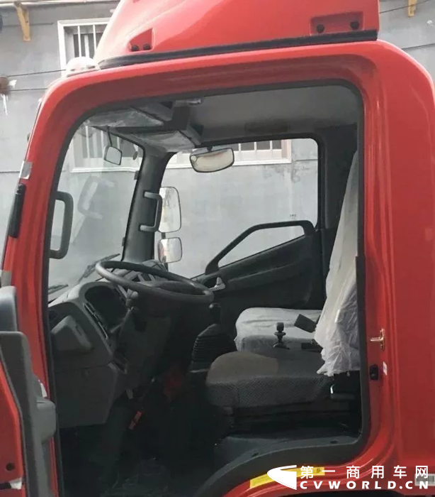 说起解放卡车，人们脑海中浮现的往往是其在重卡市场叱咤风云，以大吨位重载牵引车、载货车博得万千卡友青睐的形象。但除了重卡市场引领行业外，解放在轻卡市场的表现同样可圈可点，比如，前段时间解放轻卡推出的升级版新品J6F国六车型，在多方面突破常规，成功塑造了新一代中高端轻卡标准。

