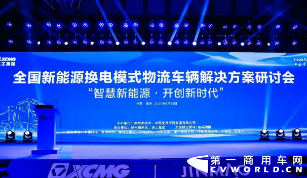 在能源升级、智慧城市的宏观叙事下，“增加充电桩、换电站等设施”让换电站——一个对普通人略显陌生的词汇搭上“新基建”的快车，第一次被写入今年的《政府工作报告》，行业内外都在注视着这场即将得到国家“政策背书”的产业风暴。
