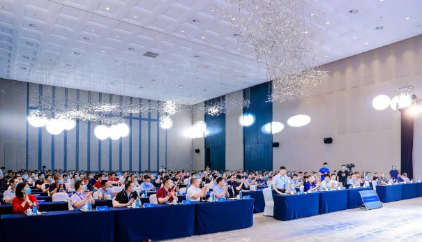 在能源升级、智慧城市的宏观叙事下，“增加充电桩、换电站等设施”让换电站——一个对普通人略显陌生的词汇搭上“新基建”的快车，第一次被写入今年的《政府工作报告》，行业内外都在注视着这场即将得到国家“政策背书”的产业风暴。
