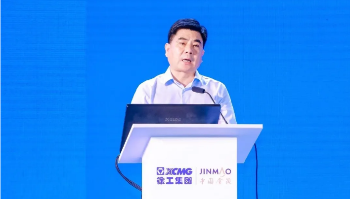 在能源升级、智慧城市的宏观叙事下，“增加充电桩、换电站等设施”让换电站——一个对普通人略显陌生的词汇搭上“新基建”的快车，第一次被写入今年的《政府工作报告》，行业内外都在注视着这场即将得到国家“政策背书”的产业风暴。