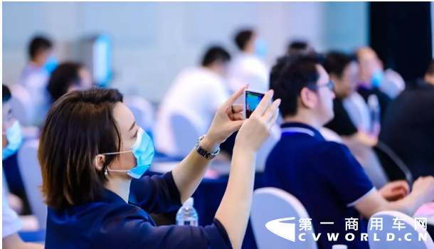 在能源升级、智慧城市的宏观叙事下，“增加充电桩、换电站等设施”让换电站——一个对普通人略显陌生的词汇搭上“新基建”的快车，第一次被写入今年的《政府工作报告》，行业内外都在注视着这场即将得到国家“政策背书”的产业风暴。