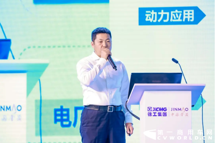 在能源升级、智慧城市的宏观叙事下，“增加充电桩、换电站等设施”让换电站——一个对普通人略显陌生的词汇搭上“新基建”的快车，第一次被写入今年的《政府工作报告》，行业内外都在注视着这场即将得到国家“政策背书”的产业风暴。