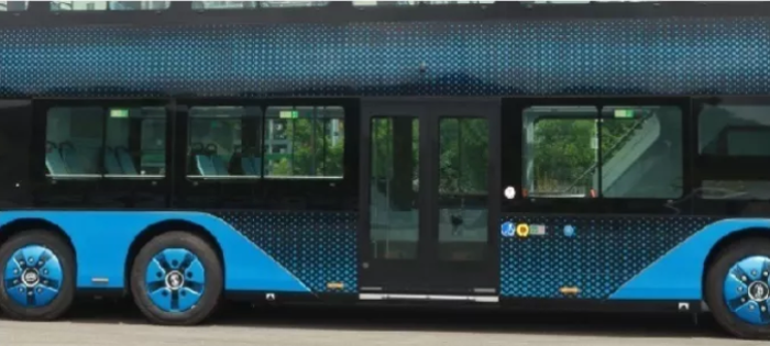 2020年6月17日，工业和信息化部公示了《道路机动车辆生产企业及产品公告》（第334批），在车辆新产品公示清单中，一款全新造型的纯电动低地板双层城市客车引起广泛关注。这便是来自比亚迪的BYD6120BD1EV1双层巴士，这也是比亚迪首款三轴纯电动双层巴士。