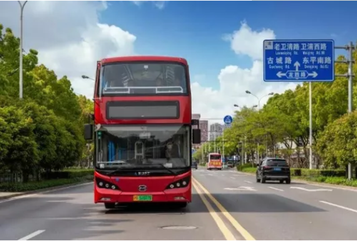 2020年6月17日，工业和信息化部公示了《道路机动车辆生产企业及产品公告》（第334批），在车辆新产品公示清单中，一款全新造型的纯电动低地板双层城市客车引起广泛关注。这便是来自比亚迪的BYD6120BD1EV1双层巴士，这也是比亚迪首款三轴纯电动双层巴士。