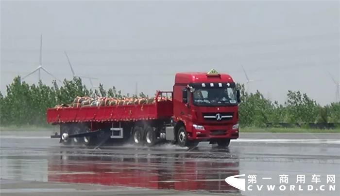 电子稳定控制系统（ESC）是继防抱制动系统（ABS）之后车辆主动安全控制方面的一次里程碑式的技术进步。由于ESC在提高汽车主动安全性能，减少交通事故方面具有显著作用，交通部1178.2-2019要求，“2021年5月1日起，新生产牵引车辆应安装电子稳定性控制系统（ESC）”。