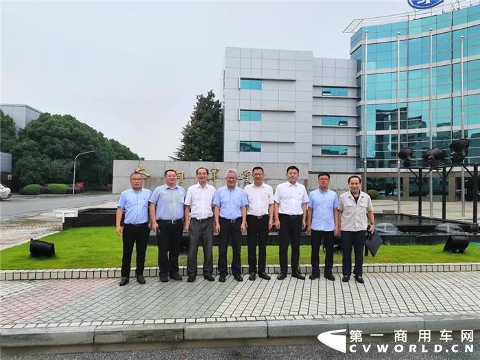 一汽解放发动机事业部强力推进新市场开拓，在产品外销上主动出击，目前在非道路市场迎来新机遇。6月16日，临工集团济南重机有限公司支开印总经理一行访问事业部，受到事业部副总经理黄南翔，大柴党委书记、总经理王志宇，事业部总经理助理张振锋等领导的热情接待。