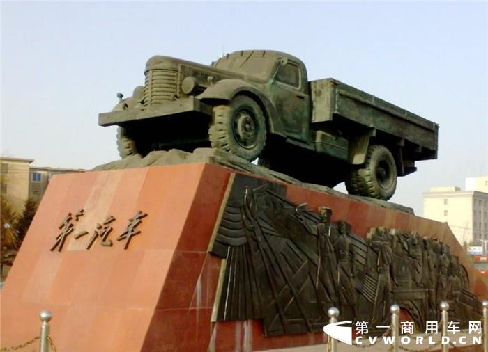 历史告诉我们，中国要强盛、要复兴，就一定要大力发展科学技术。正如习近平总书记在给全国25位科研工作者代表的回信中所说，“创新是引领发展的第一动力，科技是战胜困难的有力武器”。