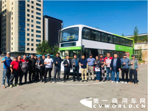 6月30日下午，蒙古国首都乌兰巴托市主街道和平大街上，一辆全新的开沃双层电动大巴载着乘客由西向东快速驶过。这是蒙古国首次引进的中国造双层电动大巴上路试运营。 
