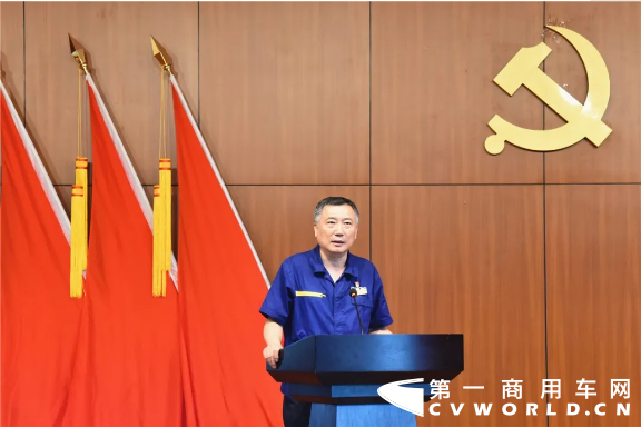 九万里风鹏正举，新征程砥砺初心，在中国共产党九十九年华诞之际，徐工汽车全体党员、干部以及员工代表隆重集会，回顾峥嵘岁月、不忘初心使命，表彰先进典型、总结经验不足，动员全体党员、干部、职工进一步解放思想、团结拼搏，以钢铁般的意志决战“100亿、3万台”的年度目标，决胜“十三五”战略收官！