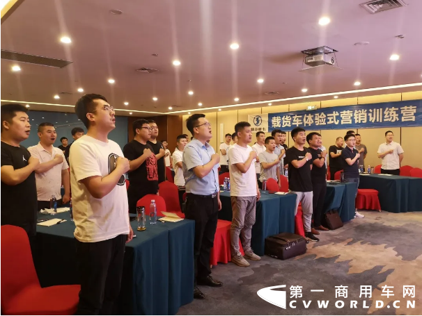 晨练晚课，站姿飒爽。精神饱满，壮志豪情。服从命令，认真学习。磨砺心志，夯实基础。蓄势赋能，再创新高。