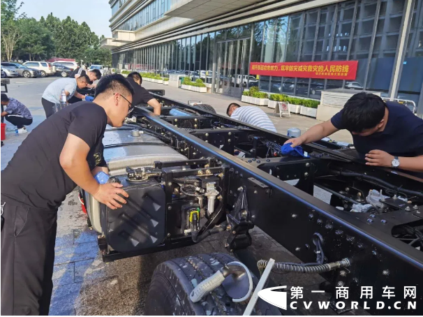 晨练晚课，站姿飒爽。精神饱满，壮志豪情。服从命令，认真学习。磨砺心志，夯实基础。蓄势赋能，再创新高。