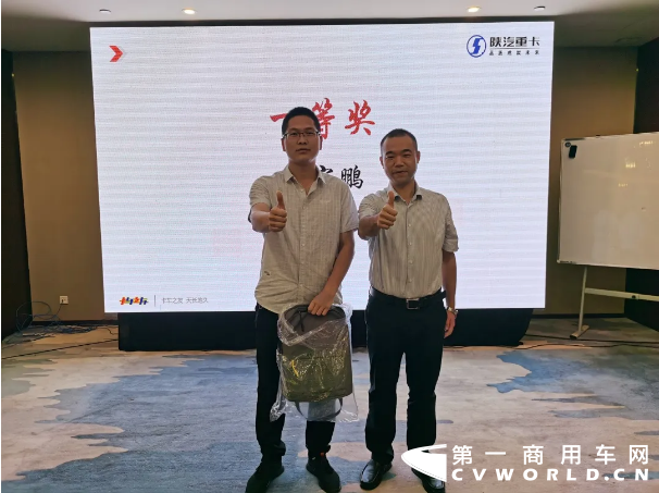 晨练晚课，站姿飒爽。精神饱满，壮志豪情。服从命令，认真学习。磨砺心志，夯实基础。蓄势赋能，再创新高。