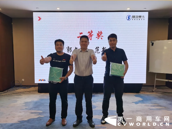 晨练晚课，站姿飒爽。精神饱满，壮志豪情。服从命令，认真学习。磨砺心志，夯实基础。蓄势赋能，再创新高。