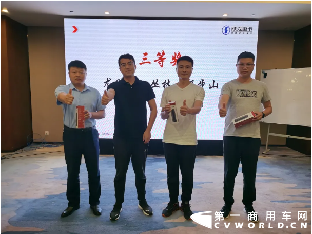 晨练晚课，站姿飒爽。精神饱满，壮志豪情。服从命令，认真学习。磨砺心志，夯实基础。蓄势赋能，再创新高。