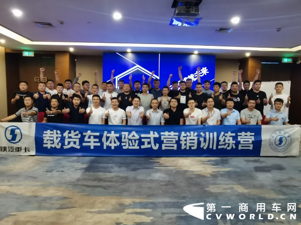 晨练晚课，站姿飒爽。精神饱满，壮志豪情。服从命令，认真学习。磨砺心志，夯实基础。蓄势赋能，再创新高。