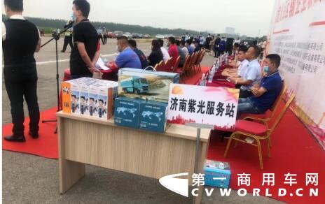济南交通局、济南交警支队天桥大队主管，由12家危险运输企业主办，中国重汽山东华尔和中国重汽紫光服务站协办的危化品运输企业联合应急演练活动，根据真实事故场景，模拟还原危化品货物运输突发情况。