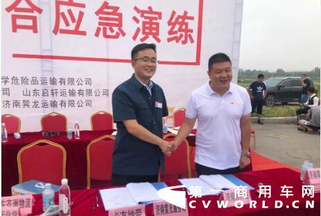 济南交通局、济南交警支队天桥大队主管，由12家危险运输企业主办，中国重汽山东华尔和中国重汽紫光服务站协办的危化品运输企业联合应急演练活动，根据真实事故场景，模拟还原危化品货物运输突发情况。