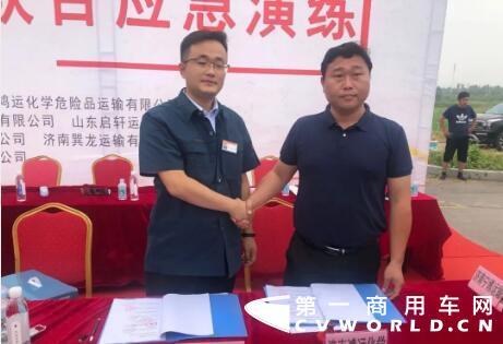 济南交通局、济南交警支队天桥大队主管，由12家危险运输企业主办，中国重汽山东华尔和中国重汽紫光服务站协办的危化品运输企业联合应急演练活动，根据真实事故场景，模拟还原危化品货物运输突发情况。