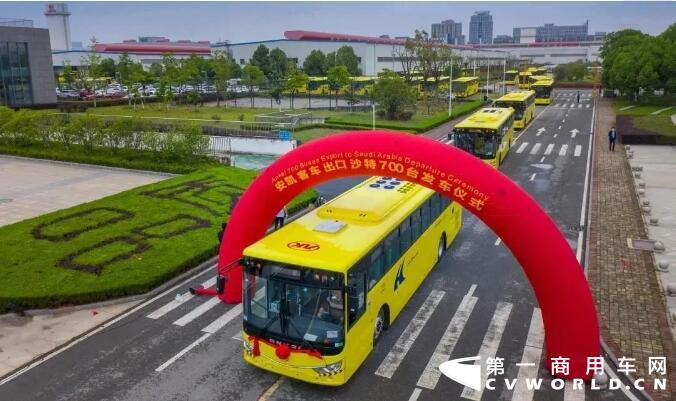 2020年上半年，玉柴集团一手抓抗疫，一手抓生产，各项经营指标弯道超车，全面飘红，交出了一份在逆风中飞扬的优异答卷。今天出版的《广西日报》头版聚焦玉柴中期业绩进行了重点报道。