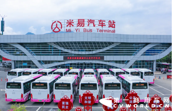 近日，四川省攀枝花市米易县隆重举行首批新能源城市公交开行仪式。中车电动“新8客”整齐排列、组团亮相，正式投入运营，大批市民前来参观体验。