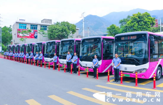 近日，四川省攀枝花市米易县隆重举行首批新能源城市公交开行仪式。中车电动“新8客”整齐排列、组团亮相，正式投入运营，大批市民前来参观体验。