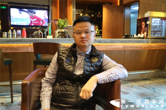 近日，第一商用车网小编采访到内江市渝丰物流有限公司执行总裁周建渝。渝丰物流旗下拥有重卡300多辆，其中99%搭载的是东风康明斯发动机。为何渝丰物流如此信任东风康明斯呢？听听周建渝怎么说。