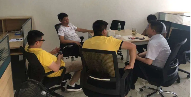 7月上旬，西部战区乐山超越汽车贸易有限公司向大客户RX物流交付20台东风天龙KC渣土车。这场交车仪式意义非同寻常，因为这意味着，让乐山超越承受了十年之痛的渣土车市场终于在2020年实现了历史性突破。

