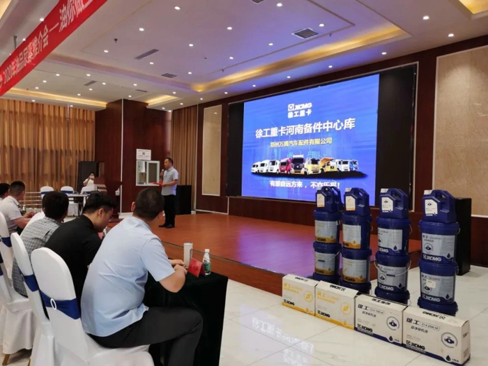 在过去的两个月里，徐工重卡油液类备件促销会，——第一届“油你做主·润动你心”，点燃了同盟军伙伴们的心火  。专用油品和尿素！优质低价的油液类好货，囤！囤！囤！

