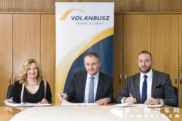 匈牙利公交运营公司Volánbusz再次订购了一大批尼奥普兰Tourliner客车。四年来，Volánbusz公司先后4次采购尼奥普兰客车，打造了成功合作的典范。29辆全新尼奥普兰客车将于今年夏季实现交付，并将在匈牙利各地投入运营。