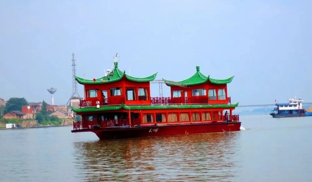 上期有粉丝留言想看看玉柴的游艇动力，小编内心无比激动。即刻就给安排上了。且眼下正值三伏天，全国各地的温度都在持续飙升，载着各种美丽的游艇乘风破浪，画面想想也是美美的，话不多说，一起开启这场水上battle吧！！