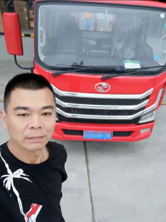 今年年初，与许多人一样，葛先生在逆境中谋求新的生计。开过出租车、公交车的他对车辆非常了解，经过考察，买辆轻卡跑物流似乎是个不错的选择。