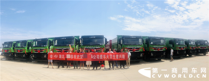 近日，上汽红岩智能渣土车分别在湖北襄阳、武汉两地完成了批量交付，本次交付的车型是红岩金刚M500 8×4法规版智能渣土车和红岩杰狮C500 6×4智能渣土车，它们分别在襄阳和武汉交付用户，用作城市土方工程运输。