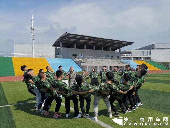 如果说毕业典礼是校园时光的终点站，那么入职日这天便是迈向青春下一段旅程的起跑线。看，中车电动的“后浪们”带着热情与活力，即将入海～