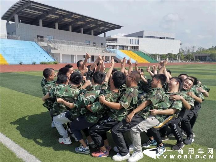 如果说毕业典礼是校园时光的终点站，那么入职日这天便是迈向青春下一段旅程的起跑线。看，中车电动的“后浪们”带着热情与活力，即将入海～
